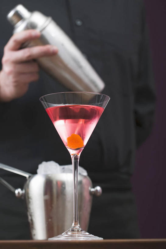 西方人,手,一个人,站,竖图,室内,特写,白天,正面,工作服,制服,杯子,欧洲,欧洲人,仅一个男性,仅一个人,握,朦胧,模糊,高脚杯,调酒器,酒类,拿,拿着,文化,玻璃制品,酒,饮料,仅一个年轻男性,酒杯,鸡尾酒,站着,手部,调酒,握着,单手,创造,调酒壶,酒保,想象,鸡尾酒杯,工作制服,调酒瓶,雪克杯,雪克壶,摇酒壶,摇酒器,男人,男性,年轻男性,白种人,侍者,玻璃杯,站立,半身,彩图,工作套服