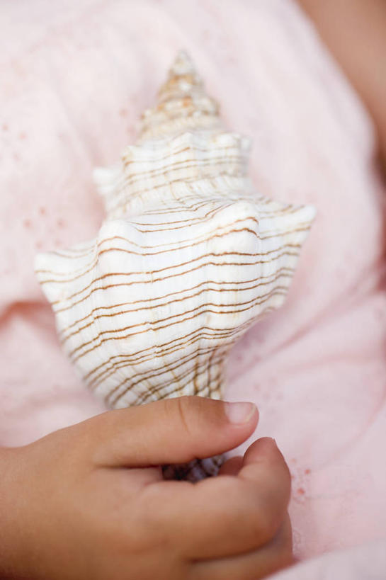 西方人,儿童,手,一个人,坐,竖图,室内,特写,白天,正面,纯洁,欧洲,欧洲人,仅一个女性,仅一个人,握,服装,朦胧,模糊,蜗牛,拿,拿着,休闲装,一个,小孩,衣服,动物,仅一个小孩,休闲,手部,休闲服,可爱,童年,童趣,握着,服饰,单个,单手,软体动物,童真,烂漫,无邪,海蜗牛,紫螺,天真,女孩,女人,女性,白种人,孩子,坐着,半身,彩图,女生