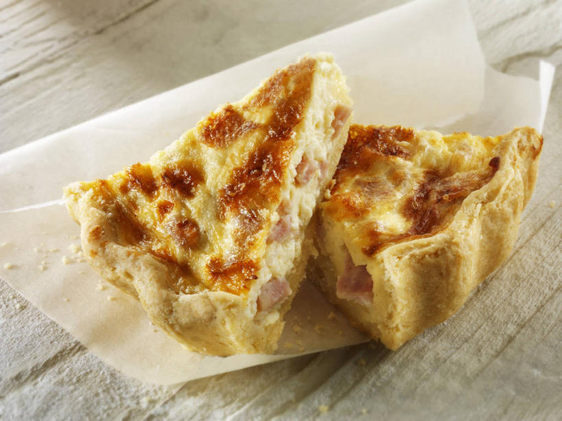 点心,无人,横图,俯视,室内,特写,白天,下午茶,桌面,桌子,阴影,反射,木制,包装,包装纸,影子,纸,肉,食品,纸张,蛋挞,火腿,猪肉,肉类,食物,腌制,糕点,两个,木制品,包装材料,牛皮纸,肉食,豚肉,蛋塔,熏制,火肉,兰熏,猪腿,彩图,高角度拍摄