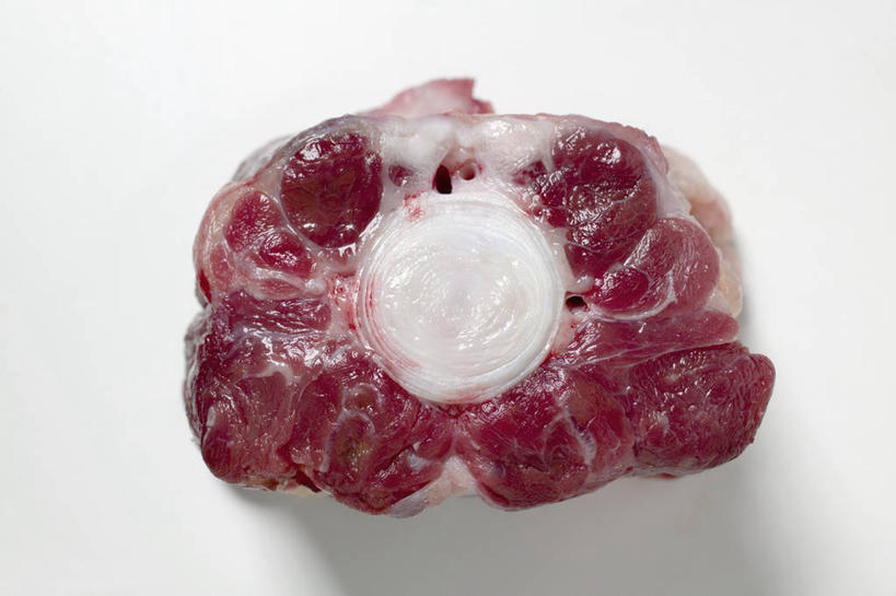 骨骼,无人,横图,俯视,室内,特写,白天,白色背景,桌面,桌子,一块,阴影,反射,纹路,木制,纹理,影子,肉,牛肉,骨头,肉类,红色,木制品,摄影,影棚,骨架,肉食,牛尾,肌理,彩图,高角度拍摄,影棚拍摄,拍摄