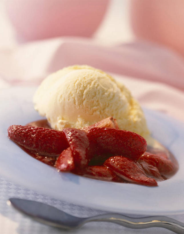 无人,竖图,俯视,室内,特写,白天,桌面,桌子,草莓,浆果,水果,阴影,朦胧,模糊,新鲜,反射,木制,影子,陶瓷,生食,食品,冰激凌,果实,陶瓷制品,清凉,食物,腌制,一个,木制品,容器,碗,甜食,冷饮,舒服,冰淇淋,蜜饯,有机食品,绿色食品,单个,储藏,解暑,储存,解渴,雪糕,果脯,舒爽,冰糕,消暑,洋莓,水果皇后,红莓,地莓,彩图,高角度拍摄,香草冰淇淋,贮存