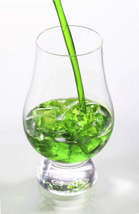 无人,竖图,俯视,室内,特写,白天,白色背景,水,餐桌,桌子,杯子,倒,阴影,飞溅,溅,反射,液体,影子,冰,水滴,冰块,酒类,一杯,冷冻,玻璃制品,酒,水珠,饮料,一个,绿色,酒杯,寒冷,摄影,影棚,冷藏,单个,餐台,冰冷,喷洒,利口酒,蒸馏酒,保鲜,餐后甜酒,玻璃杯,彩图,高角度拍摄,影棚拍摄,拍摄,利口酒杯