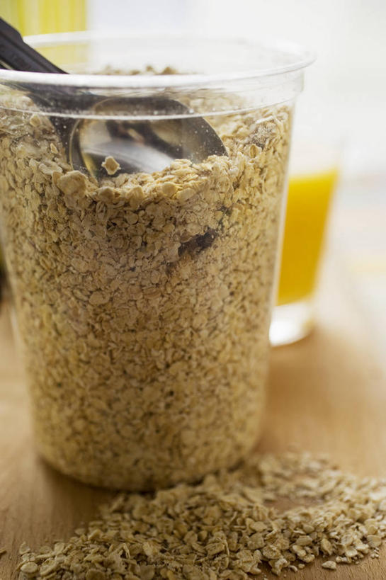 无人,竖图,俯视,室内,特写,白天,早餐,餐桌,桌子,杯子,一堆,许多,阴影,堆叠,堆积,朦胧,模糊,反射,影子,勺子,谷物,食品,很多,美食,饮食,玻璃制品,两个,水杯,调羹,汤匙,保健,餐台,堆,麦片,燕麦片,玻璃杯,彩图,高角度拍摄