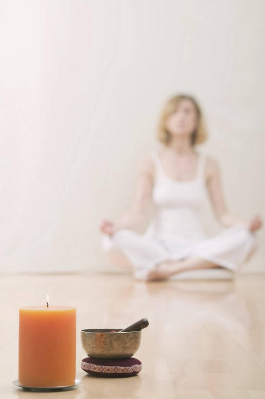 西方人,一个人,坐,闭眼,盘腿,竖图,室内,白天,正面,锻炼,瑜伽,运动,蜡烛,欧洲,欧洲人,仅一个年轻女性,仅一个女性,仅一个人,阴影,服装,朦胧,模糊,光线,背心,火焰,影子,烛光,墙,燃烧,墙壁,墙面,衣服,点燃,器皿,养生,服饰,研磨,衣着,臼杵,穿着,研杵,研钵,莲花式,臼,衣饰,体育,年轻女性,女人,女性,白种人,闭眼睛,闭着眼,闭着眼睛,盘腿而坐,盘膝,盘着腿的,盘着腿坐,双腿交叉,坐着,彩图,全身,健身