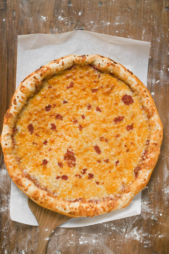 奶酪,无人,竖图,俯视,室内,特写,白天,烹饪,西餐,餐桌,桌子,阴影,反射,木制,粉末,影子,面粉,干酪,起司,料理,食品,披萨,匹萨,案板,芝士,营养,粮食,菜肴,美食,砧板,食物,木制品,快餐,粉,乳酪,西式,佳肴,餐台,农产品,乳制品,比萨,发酵,西式快餐,垃圾食品,原材料,意大利薄饼,粉状,彩图,高角度拍摄,玛格丽特披萨