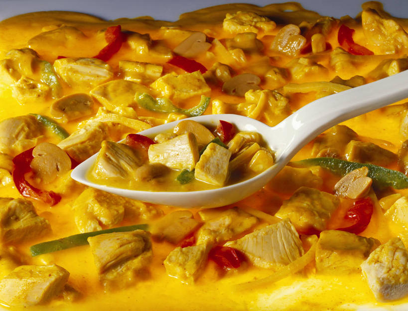 咖哩,无人,横图,俯视,室内,特写,白天,烹饪,辣椒,蔬菜,土豆,阴影,灰色背景,新鲜,反射,影子,勺子,菌菇,蘑菇,调料,鸡肉,肉,料理,食品,调味品,调味料,菌类,咖喱,菜肴,美食,肉类,食物,调羹,汤匙,食用菌,摄影,佳肴,有机食品,绿色食品,影棚,肉食,咖喱鸡,咖喱鸡块,辣角,红海椒,大椒,辣虎,广椒,馍馍蛋,印度菜,印度料理,洋芋,山药蛋,马铃薯,辣子,红辣椒,海椒,番椒,彩图,高角度拍摄,影棚拍摄,拍摄