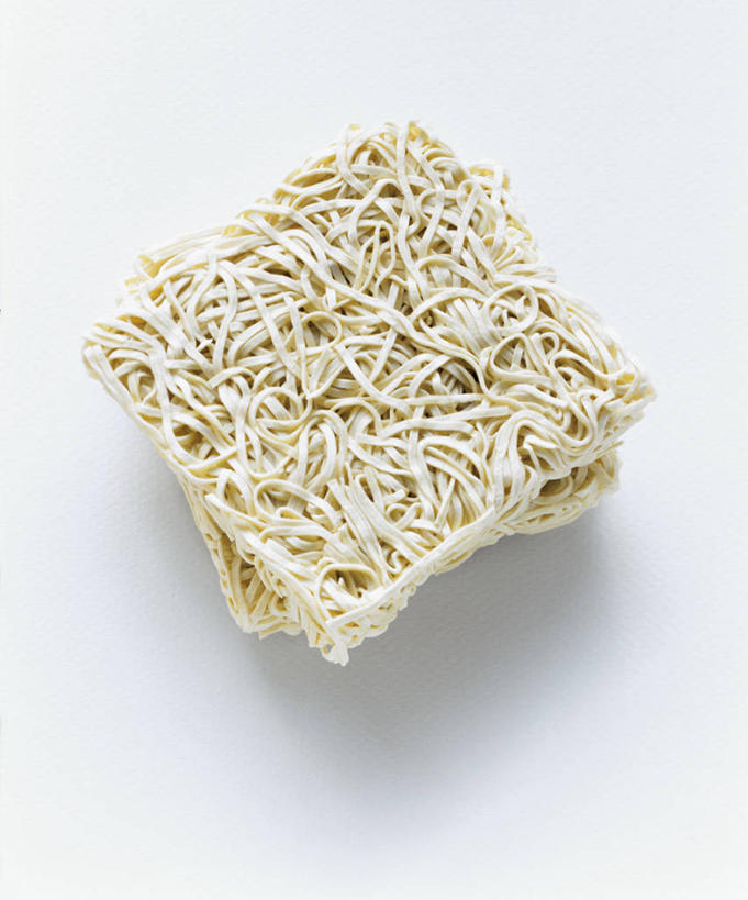 面食,面条,无人,竖图,俯视,室内,特写,白天,白色背景,桌面,桌子,两块,阴影,反射,木制,影子,面,食品,食物,木制品,摄影,影棚,便利,方便面,泡面,快捷,即食面,快熟面,速食面,方便,彩图,高角度拍摄,影棚拍摄,拍摄