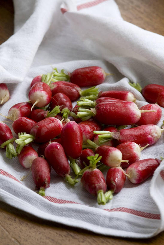 无人,竖图,俯视,室内,特写,白天,桌面,桌子,萝卜,蔬菜,一堆,许多,阴影,堆叠,堆积,新鲜,反射,木制,影子,食品,食物,餐巾,木制品,有机食品,绿色食品,水萝卜,堆,保洁方巾,口布,彩图,高角度拍摄