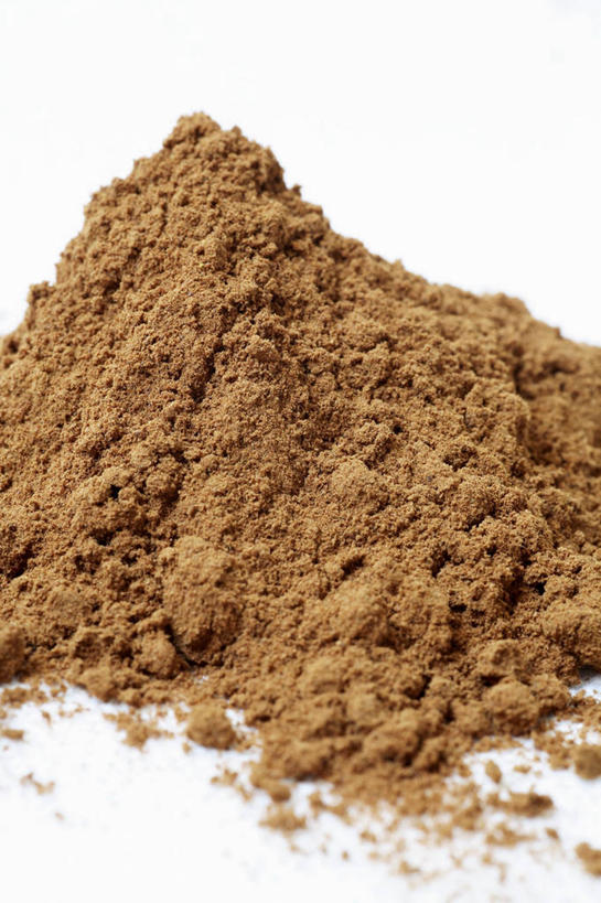 无人,竖图,俯视,室内,特写,白天,白色背景,桌面,桌子,一堆,许多,阴影,堆叠,堆积,反射,木制,粉末,影子,调味,香料,佐料,棕色,肉桂,很多,木制品,粉,摄影,影棚,堆,肉桂粉,配料,桂皮,作料,官桂,牡桂,筒桂,香桂,玉桂,粉状,粉剂,彩图,高角度拍摄,影棚拍摄,拍摄,玉桂粉