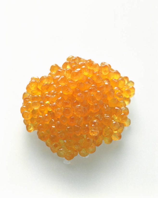 无人,竖图,俯视,室内,特写,白天,白色背景,桌面,桌子,阴影,反射,木制,影子,鱼卵,鱼籽,木制品,橙色,摄影,影棚,彩图,高角度拍摄,影棚拍摄,拍摄