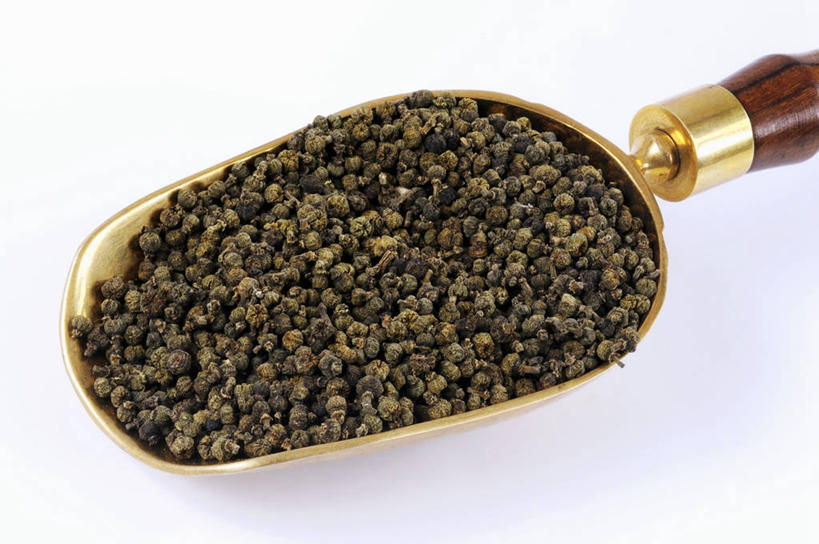 无人,横图,俯视,室内,特写,白天,白色背景,植物,桌面,桌子,金属制品,一堆,阴影,堆叠,堆积,反射,金属,木制,影子,草药,药草,中药,畚箕,一个,木制品,摄影,影棚,簸箕,单个,堆,药材,中草药,中药材,本草,避邪,思念,茱萸,辟邪翁,越椒,彩图,高角度拍摄,影棚拍摄,拍摄