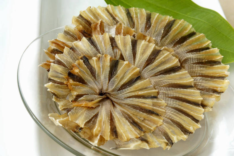 无人,横图,俯视,室内,特写,白天,植物,桌面,桌子,餐具,叶子,玻璃,阴影,反射,木制,碟子,盘,纹理,影子,肉,鱼干,鱼肉,绿叶,肉类,玻璃制品,一个,绿色,盘子,木制品,碟,嫩叶,单个,肉食,肌理,叶,叶片,叶脉,彩图,高角度拍摄