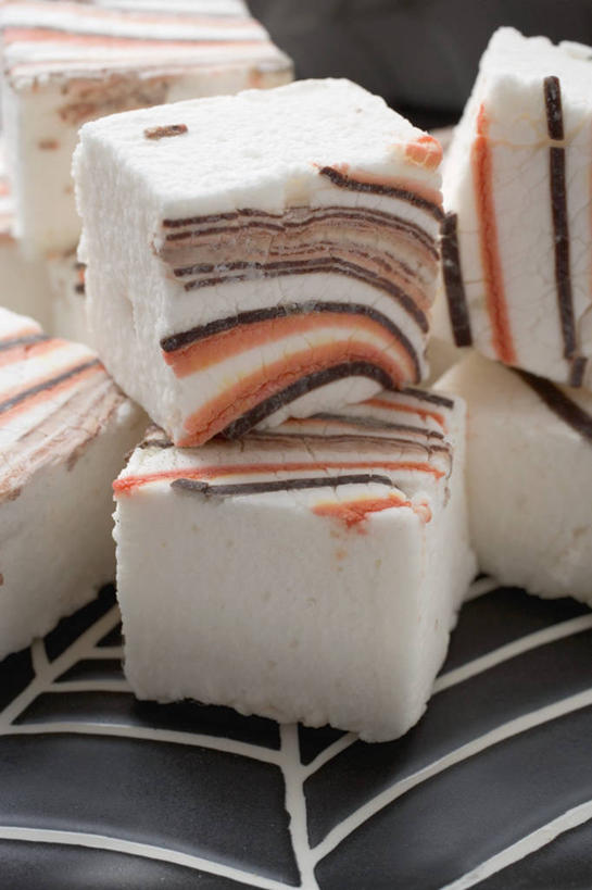 无人,竖图,俯视,室内,特写,白天,桌面,桌子,一堆,许多,阴影,堆叠,堆积,节日,庆祝,反射,木制,影子,食品,糖,糖果,甜点,甜品,软糖,很多,文化,棉花糖,食物,木制品,甜食,庆典,万圣节,纪念,堆,彩图,高角度拍摄