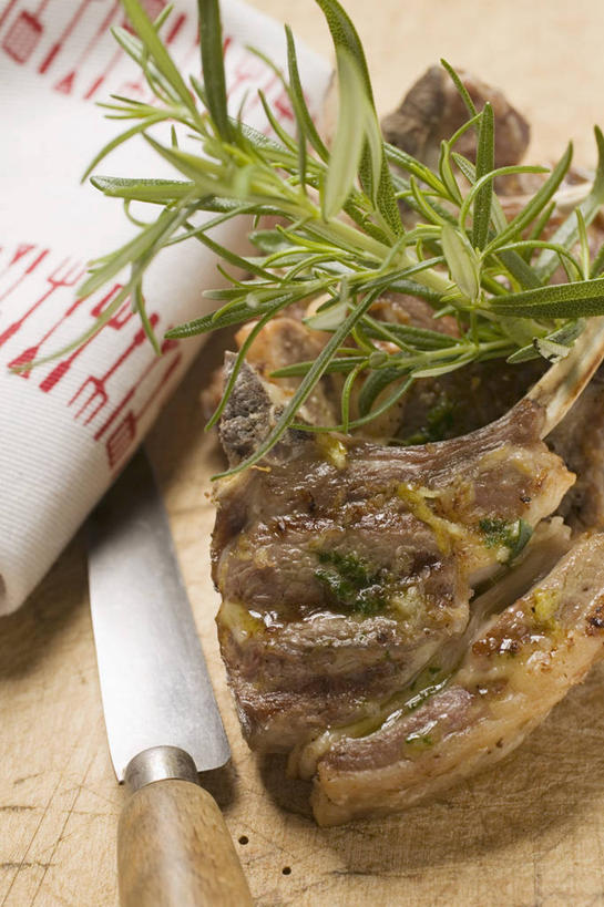 骨骼,无人,竖图,俯视,室内,特写,白天,桌面,桌子,餐具,叶子,金属制品,阴影,花纹,反射,金属,木制,布,工具,图案,影子,排骨,肉,绿叶,刀具,骨头,布纹,猪肉,肉类,木制品,刀,嫩叶,大排,布匹,迷迭香,骨架,餐刀,肉食,豚肉,海洋之露,叶,叶片,彩图,高角度拍摄