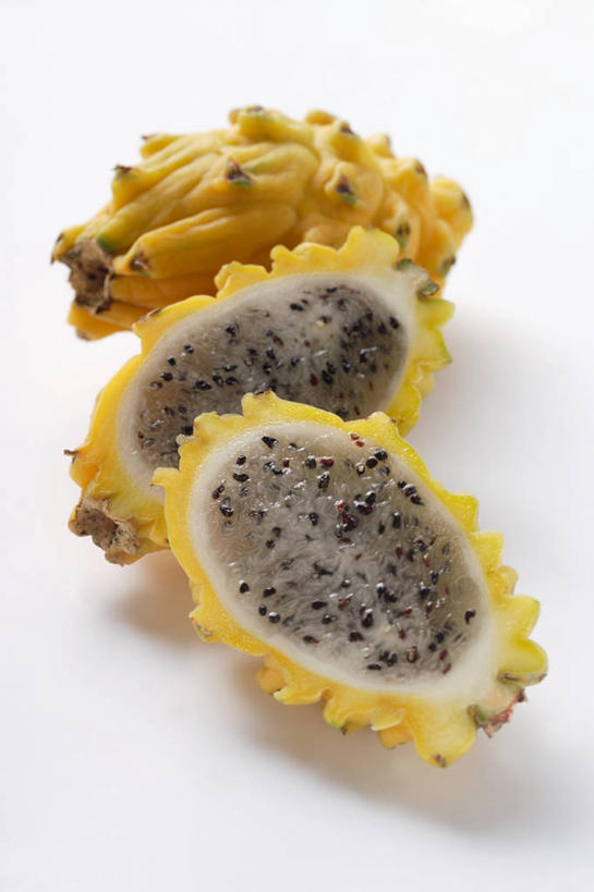 无人,竖图,俯视,室内,特写,白天,白色背景,桌面,桌子,水果,阴影,新鲜,反射,木制,影子,生食,食品,果实,火龙果,食物,黄色,木制品,青龙果,摄影,有机食品,绿色食品,影棚,横截面,剖面,麒麟果,截面,截面图形,彩图,高角度拍摄,影棚拍摄,拍摄