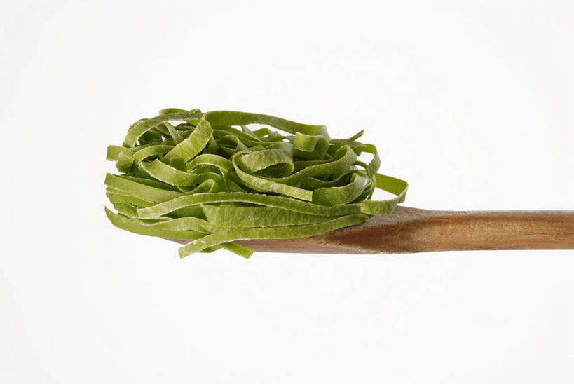 面食,面条,意大利面,无人,横图,室内,特写,白天,白色背景,正面,西餐,阴影,反射,木制,影子,勺子,面,料理,食品,食物,一个,绿色,木制品,调羹,汤匙,西式,摄影,影棚,单个,彩图,影棚拍摄,拍摄