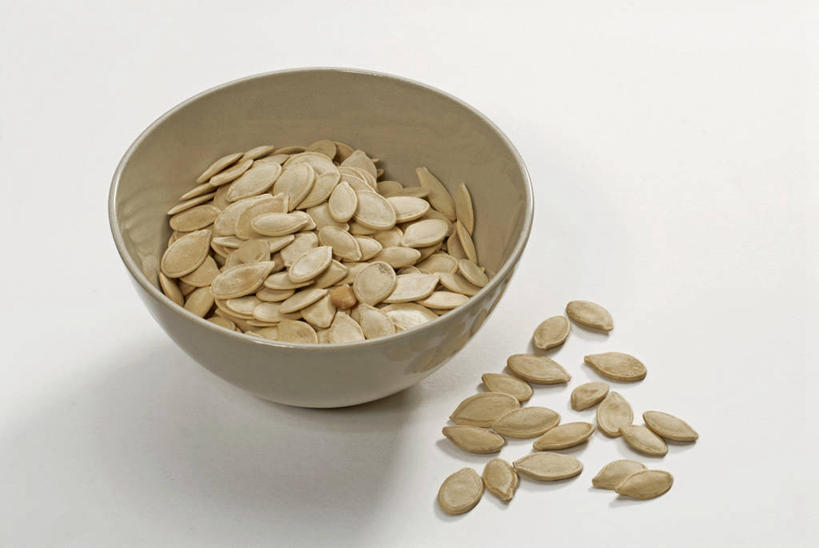 点心,无人,横图,俯视,室内,特写,白天,白色背景,餐桌,桌子,一堆,许多,阴影,堆叠,堆积,反射,影子,陶瓷,食品,坚果,陶瓷制品,很多,小吃,食物,一个,容器,碗,零食,摄影,影棚,单个,餐台,储藏,堆,瓜子,储存,南瓜子,彩图,高角度拍摄,影棚拍摄,拍摄,贮存