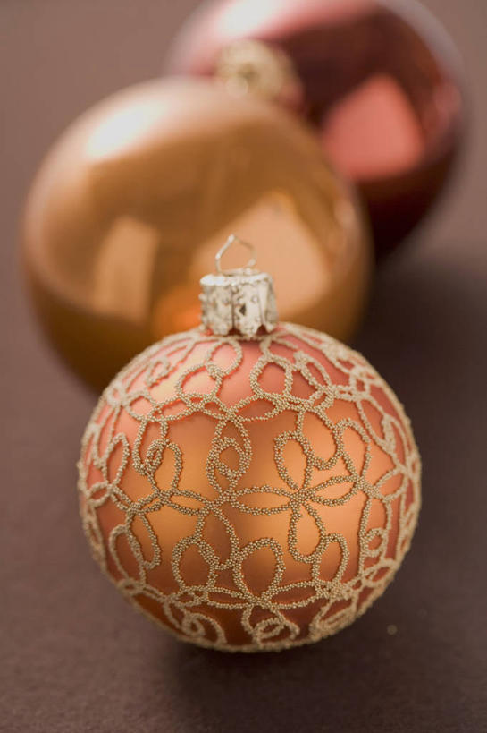 无人,竖图,俯视,室内,特写,白天,餐桌,桌子,静物,一排,阴影,棕色背景,朦胧,模糊,整齐,装饰,反射,挂饰,影子,圣诞球,球,排列,三个,球体,摄影,影棚,餐台,华丽,修饰,点缀,队列,衬托,美观,雅致,雅观,彩图,高角度拍摄,影棚拍摄,拍摄