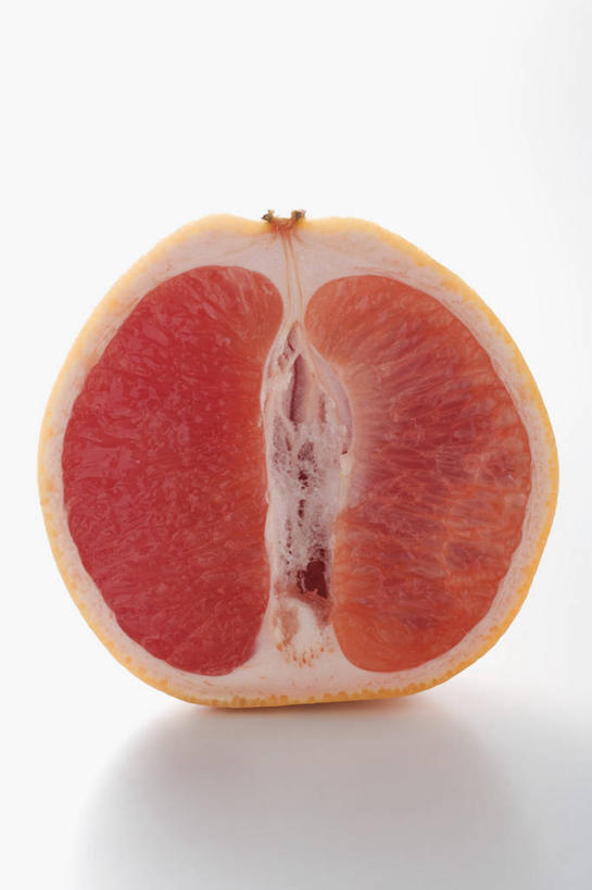无人,竖图,室内,特写,白天,白色背景,正面,餐桌,桌子,水果,切开,阴影,新鲜,反射,影子,生食,食品,果实,半个,葡萄柚,食物,粉色,西柚,切,一半,摄影,有机食品,绿色食品,影棚,餐台,剖面,切面,朱栾,彩图,影棚拍摄,拍摄