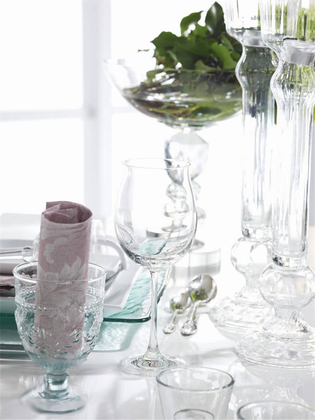 无人,竖图,俯视,室内,特写,白天,餐桌,桌子,杯子,餐具,叶子,许多,阴影,朦胧,模糊,反射,碟子,高脚杯,盘,影子,绿叶,红酒杯,很多,玻璃制品,盘子,酒杯,碟,嫩叶,餐台,葡萄酒杯,叶,叶片,玻璃杯,彩图,高角度拍摄