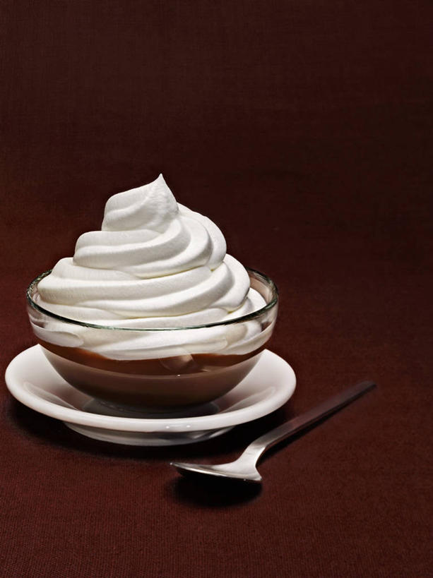 点心,无人,竖图,俯视,室内,特写,白天,餐桌,桌子,餐具,玻璃,一堆,阴影,堆叠,堆积,棕色背景,反射,碟子,盘,影子,勺子,食品,甜点,甜品,玻璃制品,食物,糕点,三个,盘子,容器,调羹,碟,汤匙,碗,甜食,奶油,摄影,影棚,餐台,储藏,堆,乳制品,储存,激凌,克林姆,淇淋,彩图,高角度拍摄,影棚拍摄,拍摄,贮存