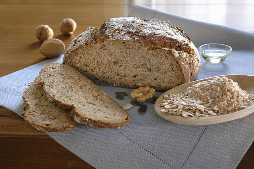 点心,面包,无人,横图,俯视,室内,特写,白天,早餐,餐桌,桌子,餐具,切开,阴影,反射,碟子,盘,影子,谷物,食品,面点,美食,饮食,食物,糕点,盘子,餐巾,碟,切,黑面包,保健,餐台,麦片,全麦面包,剖面,切面,麸皮面包,保洁方巾,口布,彩图,高角度拍摄