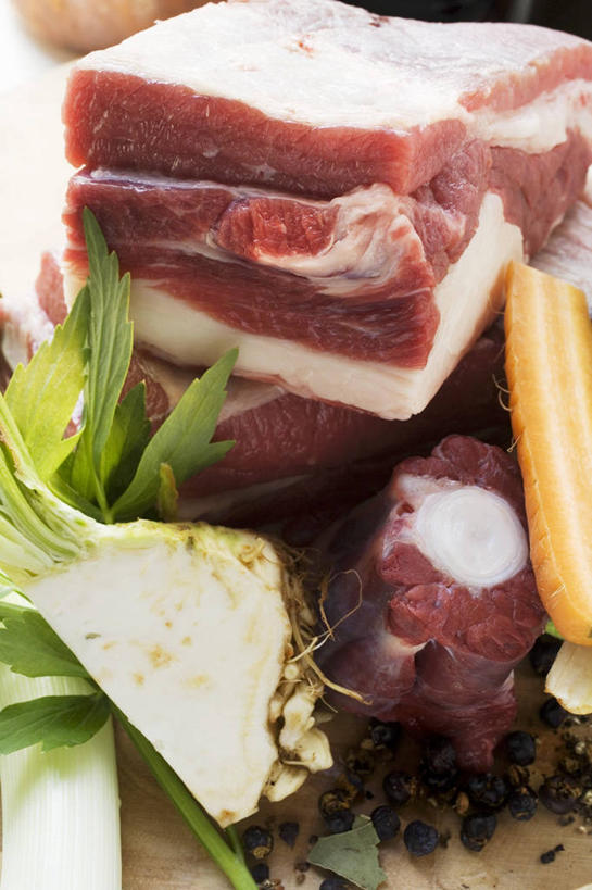 无人,竖图,俯视,室内,特写,白天,餐桌,桌子,萝卜,胡萝卜,蔬菜,切开,阴影,新鲜,反射,影子,青菜,肉,牛肉,食品,肉类,食物,切,有机食品,绿色食品,餐台,小白菜,剖面,肉食,切面,不结球白菜,红萝卜,甘荀,彩图,高角度拍摄