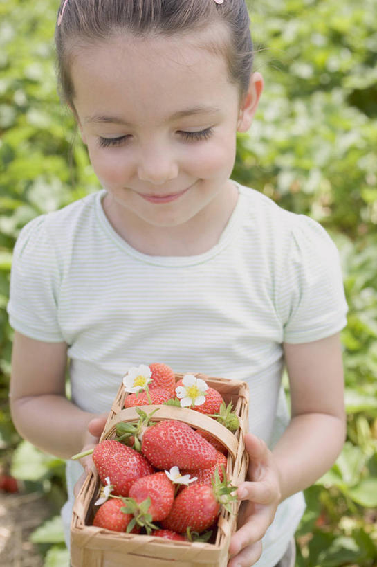 西方人,儿童,一个人,站,捧,笑,交叉,微笑,竖图,室外,白天,正面,纯洁,竹子,草莓,浆果,水果,叶子,欧洲,欧洲人,仅一个女性,仅一个人,一堆,堆叠,堆积,竹制,服装,朦胧,模糊,新鲜,编织,篮子,生食,食品,果实,绿叶,注视,休闲装,食物,一个,小孩,衣服,红色,竹篮,观察,看,站着,仅一个小孩,休闲,休闲服,嫩叶,可爱,童年,童趣,服饰,有机食品,绿色食品,单个,观看,竹条,堆,交织,察看,竹制品,关注,童真,烂漫,无邪,穿插,天真,女孩,女人,女性,白种人,孩子,叶,叶片,洋莓,水果皇后,红莓,地莓,端,端着,捧着,手捧,站立,半身,彩图,女生