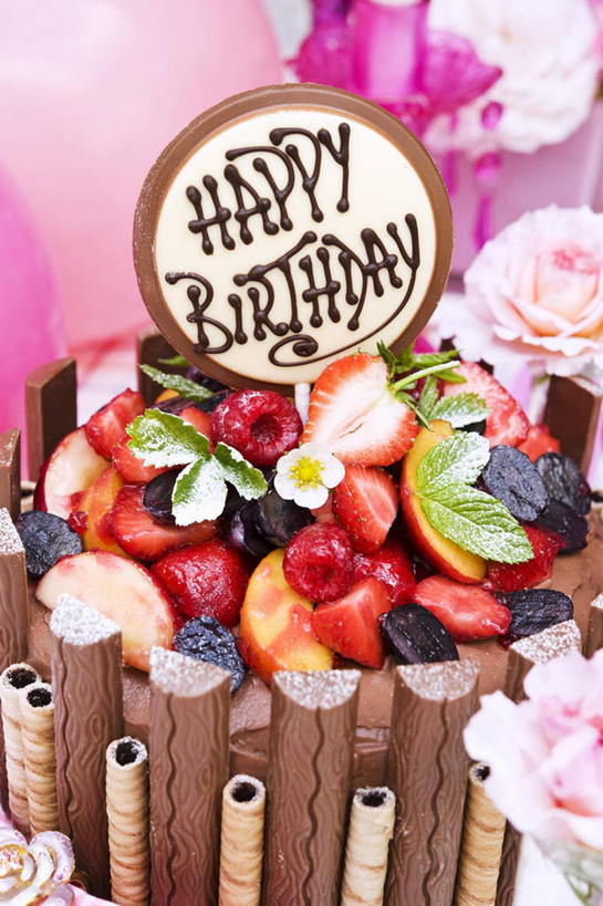 点心,无人,竖图,俯视,室内,特写,白天,餐桌,桌子,草莓,浆果,水果,阴影,新鲜,反射,英文,标志,文字,影子,字符,字母,生食,食品,糖,糖果,甜点,甜品,果实,文化,标识,食物,糕点,一个,甜食,巧克力,生日蛋糕,祈祷,许愿,有机食品,绿色食品,单个,餐台,纪念,朱古力,黑巧克力,英文字母,祈求,平安,洋莓,水果皇后,红莓,地莓,彩图,高角度拍摄,蛋糕