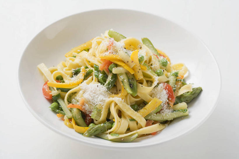 面食,面条,奶酪,意大利面,无人,横图,俯视,室内,特写,白天,白色背景,西餐,餐桌,桌子,萝卜,胡萝卜,芦笋,一堆,阴影,堆叠,堆积,反射,影子,陶瓷,面,干酪,起司,料理,食品,陶瓷制品,芝士,营养,食物,一个,容器,碗,乳酪,西式,摄影,影棚,单个,餐台,储藏,堆,乳制品,储存,发酵,猪尾巴,药鸡豆子,石刁柏,蚂蚁杆,龙须菜,狼尾巴根,红萝卜,甘荀,彩图,高角度拍摄,影棚拍摄,拍摄,贮存