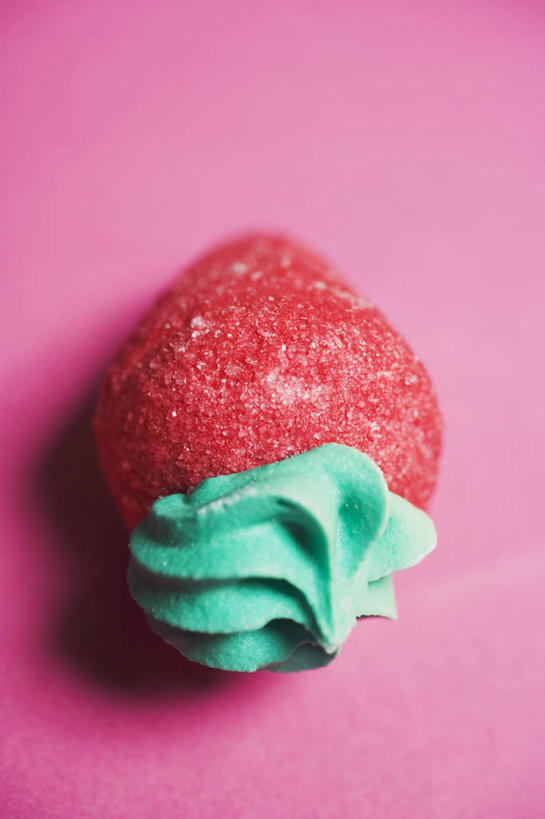 无人,竖图,俯视,室内,特写,白天,餐桌,桌子,草莓,浆果,水果,阴影,粉色背景,新鲜,反射,影子,生食,食品,糖,糖果,甜点,甜品,果实,软糖,一颗,食物,红色,甜食,摄影,有机食品,绿色食品,影棚,餐台,洋莓,水果皇后,红莓,地莓,彩图,高角度拍摄,影棚拍摄,拍摄