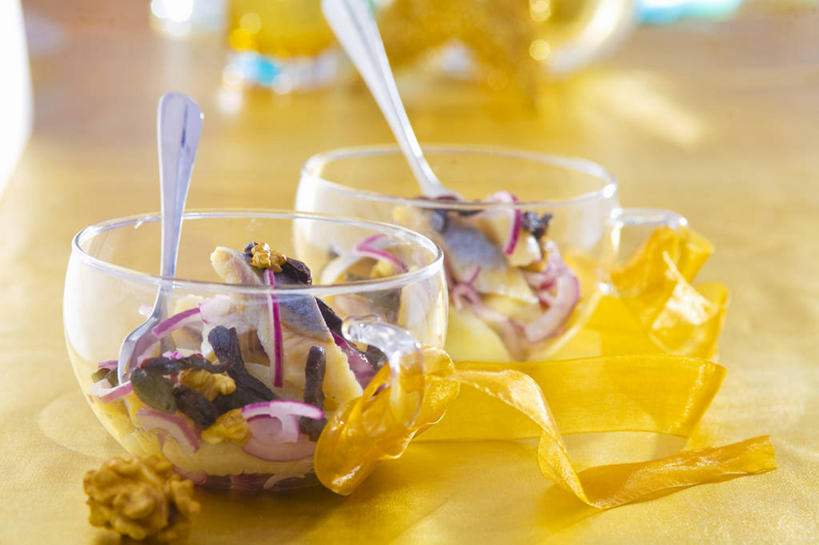 海鲜,无人,横图,俯视,室内,特写,白天,餐桌,桌子,李子,蔬菜,洋葱,水果,玻璃,阴影,朦胧,模糊,新鲜,反射,影子,勺子,肉,生食,蔬菜沙拉,鱼肉,沙拉,食品,色拉,水产,沙律,肉类,海洋生物,玻璃制品,食物,容器,调羹,汤匙,碗,四个,有机食品,绿色食品,餐台,色拉酱,储藏,鲱鱼,储存,玉葱,水生动物,海产品,千岛酱,水生物,肉食,海底动物,红李,鸡血李,杏李,圆葱,洋葱头,球葱,葱头,彩图,高角度拍摄,贮存