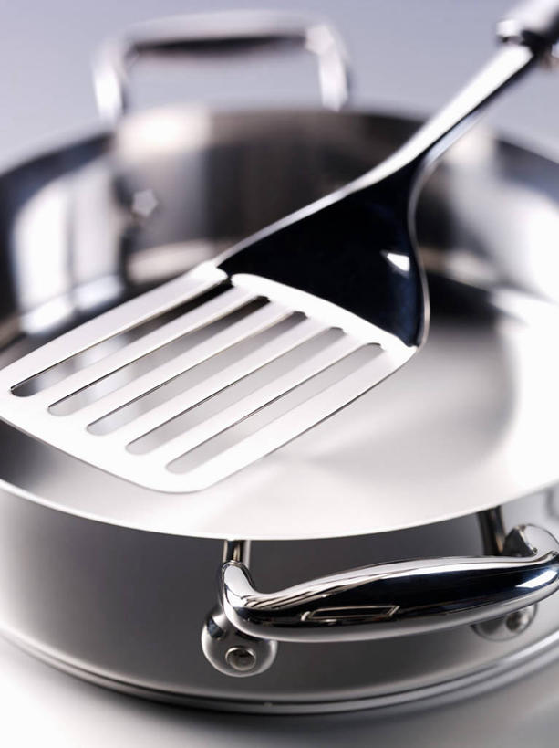 无人,竖图,俯视,室内,特写,白天,烹饪,餐桌,桌子,静物,厨具,金属制品,阴影,朦胧,模糊,反射,金属,锅子,影子,锅铲,锅,两个,餐台,锅具,烹饪用具,烹调用具,烹调,彩图,高角度拍摄