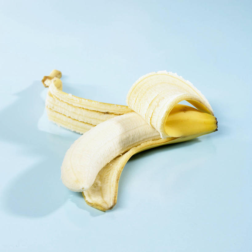 无人,方图,俯视,室内,特写,白天,餐桌,桌子,香蕉,水果,一根,阴影,蓝色背景,新鲜,反射,影子,生食,食品,果实,果皮,食物,黄色,摄影,有机食品,绿色食品,影棚,餐台,香蕉皮,甘蕉,彩图,高角度拍摄,影棚拍摄,拍摄