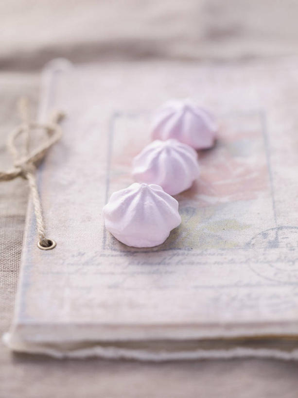 点心,无人,竖图,俯视,室内,特写,白天,餐桌,桌子,书籍,一本,阴影,朦胧,模糊,反射,影子,食品,食物,三个,紫色,绳子,饼干,零食,餐台,捆绑,绳索,绑缚,书,图书,彩图,高角度拍摄,杏仁饼干,意大利杏仁饼干