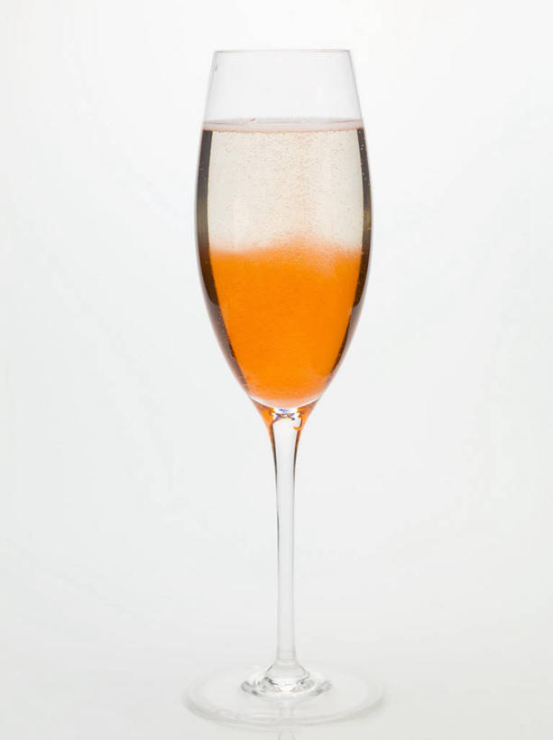 葡萄酒,无人,竖图,室内,特写,白天,白色背景,正面,奢侈,快乐,餐桌,桌子,杯子,阴影,反射,高脚杯,影子,一杯,浪漫,玻璃制品,酒,饮料,一个,酒杯,香槟,诱惑,摄影,影棚,单个,餐台,气泡酒,起泡酒,汽酒,鸡尾酒杯,玻璃杯,彩图,影棚拍摄,高兴,欢笑,拍摄