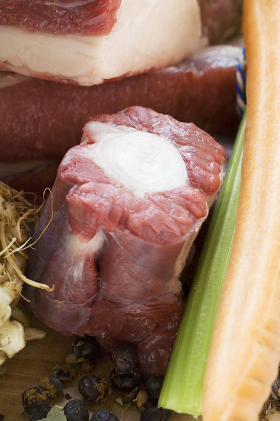 骨骼,无人,竖图,俯视,室内,特写,白天,蔬菜,许多,阴影,新鲜,反射,纹路,纹理,影子,肉,牛肉,食品,骨头,肉类,食物,摄影,有机食品,绿色食品,影棚,骨架,肉食,牛尾,肌理,彩图,高角度拍摄,影棚拍摄,拍摄