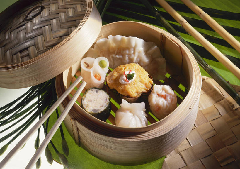 点心,蒸笼,无人,横图,俯视,室内,特写,白天,白色背景,烹饪,筷子,桌面,桌子,餐具,厨具,叶子,一双,阴影,竹制,反射,木制,影子,料理,食品,包子,面点,烧卖,绿叶,文化,传统,美食,食物,木制品,小笼包,中式,嫩叶,摄影,影棚,礼节,竹制品,笼屉,礼仪,烹饪用具,烧麦,烧梅,稍麦,肖米,叶,叶片,进餐用具,烹调用具,烹调,彩图,高角度拍摄,影棚拍摄,拍摄