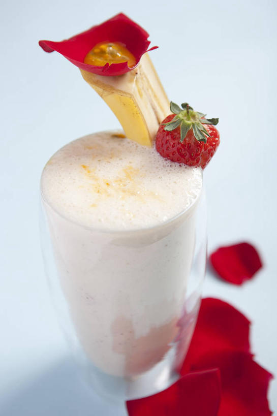 果汁,竖图,室内,特写,白天,正面,爱情,幸福,纯洁,热情,玫瑰,草莓,浆果,杯子,水果,阴影,蓝色背景,新鲜,盛开,反射,影子,生食,食品,果实,玫瑰花,饮品,浪漫,花蕾,玻璃制品,花,花瓣,花朵,鲜花,食物,饮料,一个,水杯,花苞,花蕊,温暖,温馨,恩爱,摄影,有机食品,绿色食品,影棚,单个,和睦,可口,感动,香蕉汁,尊敬,适口,天真,刺玫花,徘徊花,玻璃杯,洋莓,水果皇后,红莓,地莓,半身,彩图,影棚拍摄,拍摄,融洽