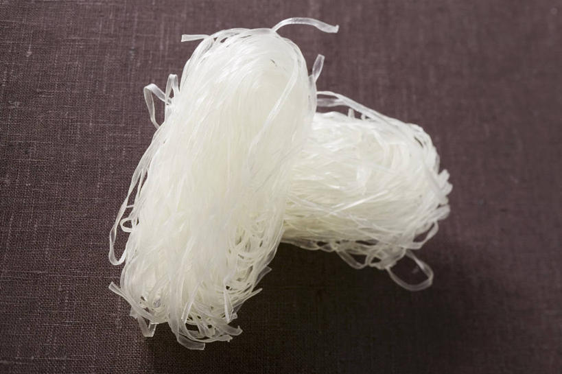 面食,面条,无人,横图,俯视,室内,特写,白天,桌面,桌子,阴影,反射,木制,影子,面,粉丝,白色,木制品,摄影,影棚,冬粉,彩图,高角度拍摄,影棚拍摄,拍摄