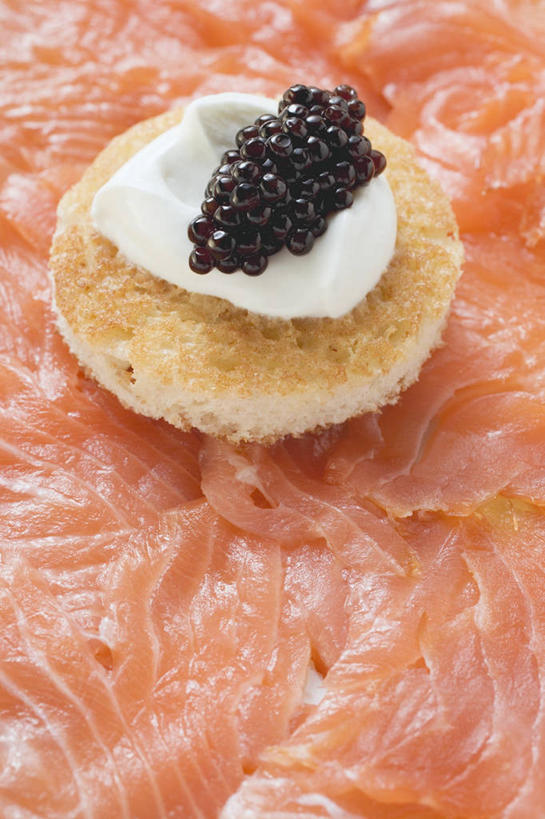 点心,三文鱼,生鱼片,鱼子酱,无人,竖图,俯视,室内,特写,白天,餐桌,桌子,鲑鱼,阴影,反射,影子,肉,鱼卵,鱼肉,鱼片,食品,甜点,甜品,鱼籽,鲑鱼卵,肉类,食物,糕点,甜食,奶油,餐台,大马哈鱼,乳制品,肉食,撒蒙鱼,萨门鱼,冰海之皇,鲑,马哈鱼,麻哈鱼,大麻哈鱼,沙西米,激凌,克林姆,淇淋,彩图,高角度拍摄,刺身