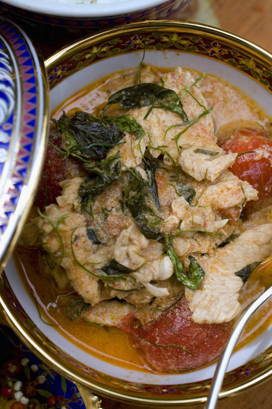 咖哩,无人,竖图,俯视,室内,特写,白天,烹饪,植物,餐桌,桌子,土豆,叶子,阴影,反射,影子,陶瓷,调料,鸡肉,肉,香料,料理,食品,绿叶,草药,陶瓷制品,调味品,调味料,咖喱,菜肴,美食,肉类,中药,食物,容器,碗,香草,嫩叶,佳肴,餐台,储藏,罗勒,储存,紫苏,药材,中草药,肉食,咖喱鸡,咖喱鸡块,九层塔,圣约瑟夫草,甜罗勒,兰香,中药材,本草,馍馍蛋,印度菜,印度料理,叶,叶片,洋芋,山药蛋,马铃薯,彩图,高角度拍摄,贮存