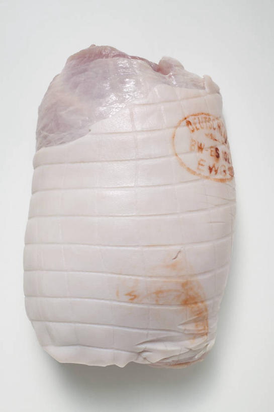 无人,竖图,俯视,室内,特写,白天,白色背景,餐桌,桌子,一块,阴影,反射,影子,肉,猪肉,肉类,摄影,影棚,餐台,印章,肉食,豚肉,彩图,高角度拍摄,影棚拍摄,拍摄