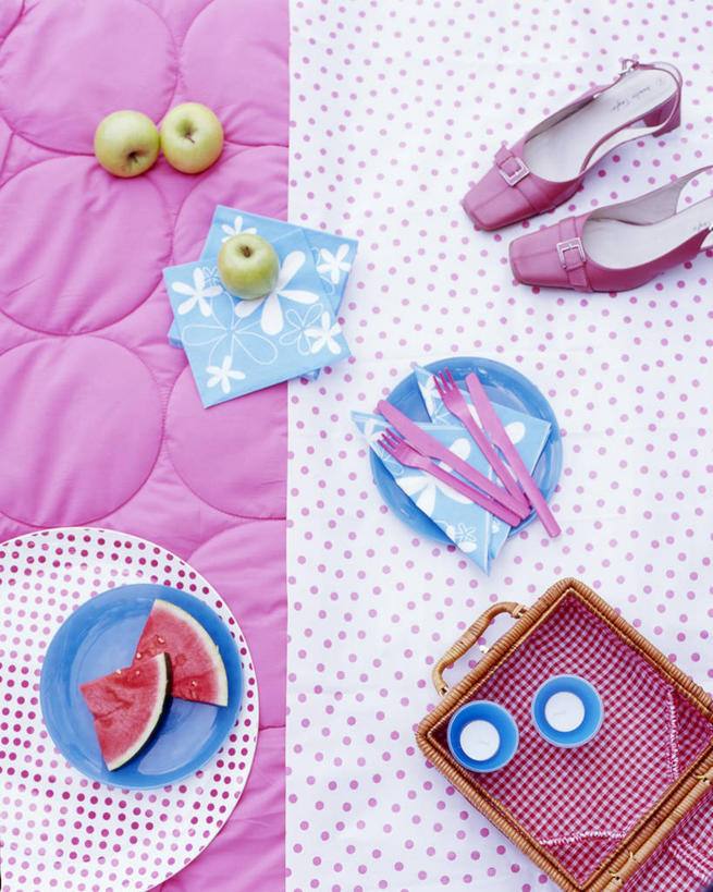 无人,交叉,竖图,俯视,室内,特写,白天,聚会,餐桌,桌子,竹子,苹果,西瓜,餐具,水果,鞋子,一双,阴影,竹制,新鲜,编织,反射,碟子,篮子,盘,影子,生食,食品,野餐,果实,食物,一个,盘子,竹篮,碟,有机食品,绿色食品,单个,餐台,竹条,休闲鞋,交织,竹制品,野炊,穿插,寒瓜,彩图,高角度拍摄