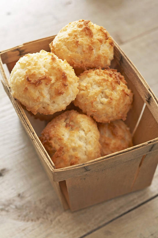 点心,无人,竖图,俯视,室内,特写,白天,餐桌,桌子,一堆,许多,阴影,堆叠,堆积,反射,木制,影子,食品,食物,木制品,容器,饼干,零食,餐台,储藏,堆,储存,彩图,高角度拍摄,杏仁饼干,意大利杏仁饼干,贮存