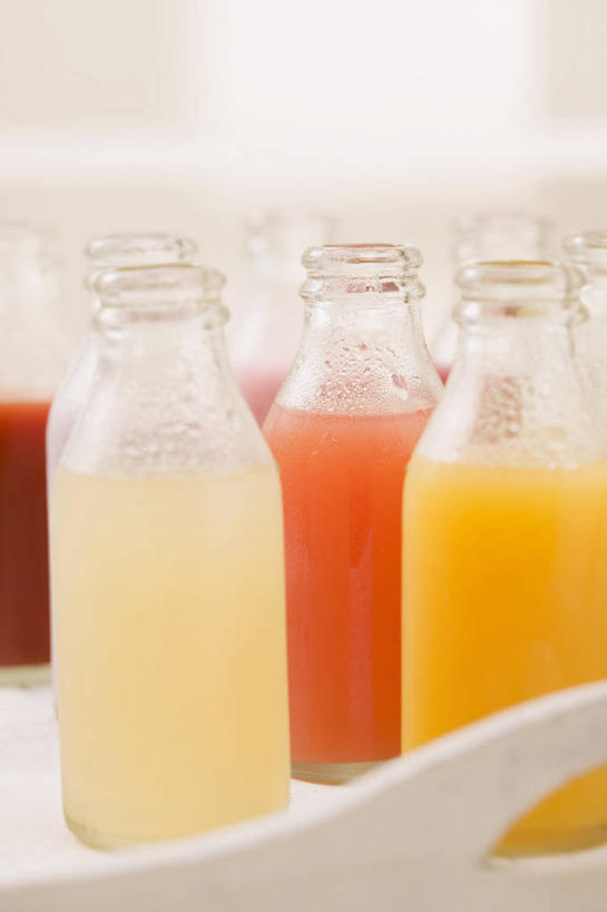 果汁,无人,竖图,室内,特写,白天,正面,餐桌,桌子,柠檬,柚子,阴影,朦胧,模糊,反射,影子,橙汁,饮品,柠檬汁,玻璃制品,饮料,黄色,红色,白色,玻璃瓶,瓶子,餐台,甜橙,可口,柚子汁,适口,益母果,柠果,橙子,橙,彩图,鹄壳,黄橙,黄果,金橙,金环,金球,糖橙