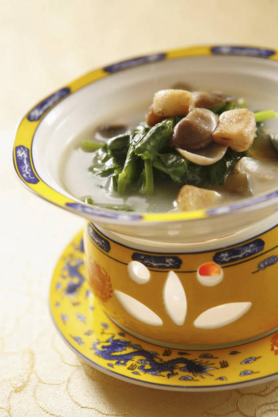 无人,竖图,俯视,室内,特写,白天,烹饪,中餐,桌面,桌子,菠菜,蔬菜,餐具,阴影,黄色背景,新鲜,反射,木制,碟子,盘,影子,陶瓷,蔬菜汤,汤,料理,食品,陶瓷制品,菜肴,美食,食物,盘子,木制品,容器,碟,碗,中式,摄影,佳肴,有机食品,绿色食品,影棚,储藏,储存,羹汤,鹦鹉菜,鼠根菜,角菜,红嘴绿鹦哥,赤根菜,菠薐菜,波斯草,彩图,高角度拍摄,影棚拍摄,拍摄,贮存