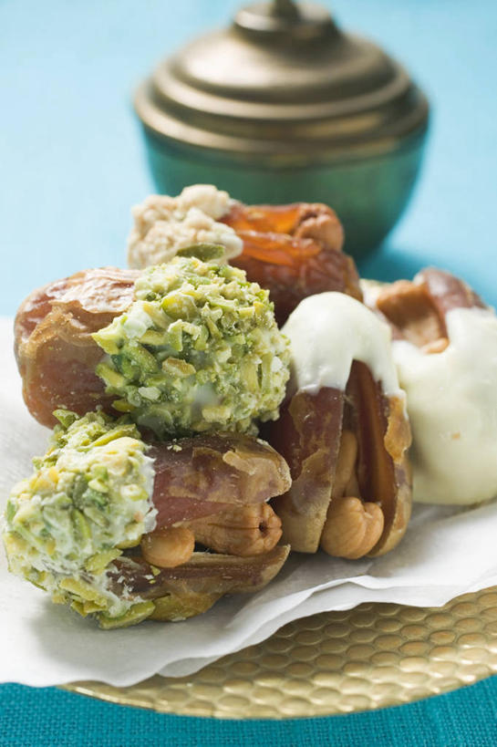 无人,竖图,俯视,室内,特写,白天,桌面,桌子,餐具,水果,一堆,许多,阴影,堆叠,堆积,蓝色背景,朦胧,模糊,新鲜,反射,木制,包装,包装纸,碟子,壶,盘,影子,纸,生食,食品,果实,纸张,水壶,食物,盘子,茶壶,木制品,容器,碟,摄影,有机食品,绿色食品,影棚,堆,包装材料,枣椰子,波斯枣,番枣,海枣,无漏子,椰枣,伊拉克枣,彩图,高角度拍摄,影棚拍摄,拍摄,防油纸