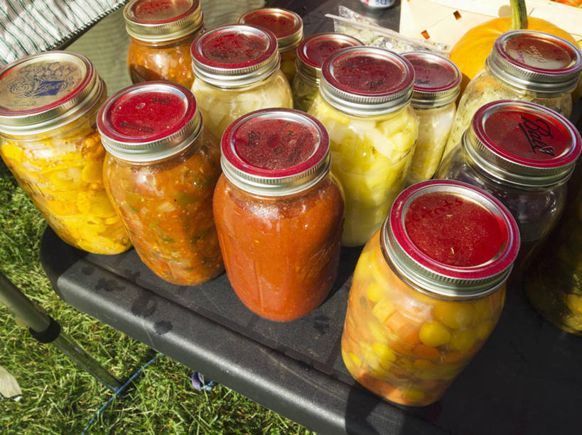 无人,横图,俯视,室外,特写,白天,草地,草坪,植物,桌面,桌子,蔬菜,玻璃,新鲜,木制,食品,货架,架子,玻璃制品,草,食物,绿色,玻璃瓶,木制品,瓶子,有机食品,绿色食品,陈列架,腌渍,广口瓶,超市货架,彩图,高角度拍摄