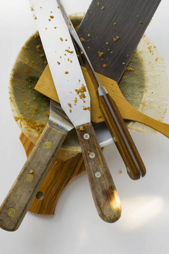 无人,竖图,俯视,室内,特写,白天,桌面,桌子,餐具,金属制品,阴影,反射,金属,木制,碟子,工具,盘,影子,案板,刀具,砧板,盘子,木制品,碟,刀,面包刀,彩图,高角度拍摄